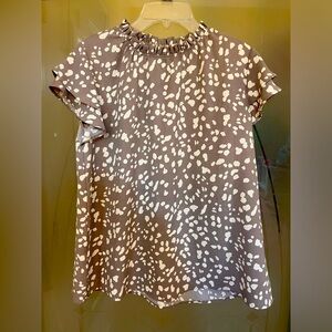 ✅ 🤯 🆕 NWOT Grey Polka Dot Button Back Butterfly Sleeve Blouse